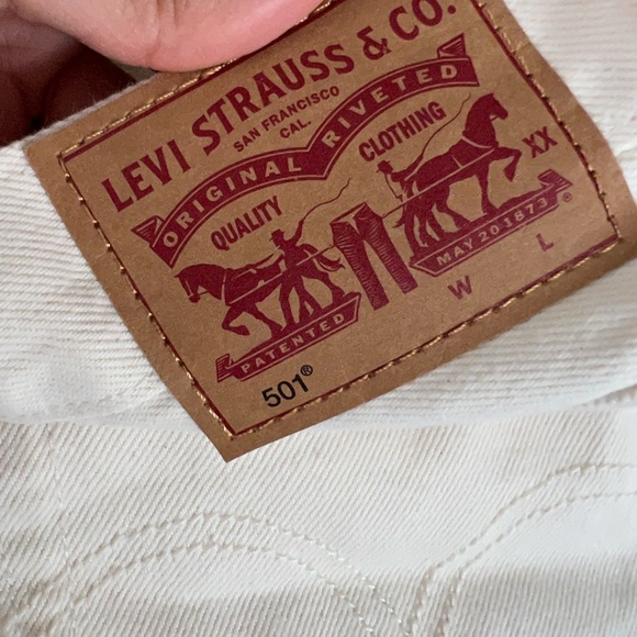 NWT LEVI'S 501 High Rise Button Fly Shorts With Butterfly Detail Size 28 - Picture 4 of 8